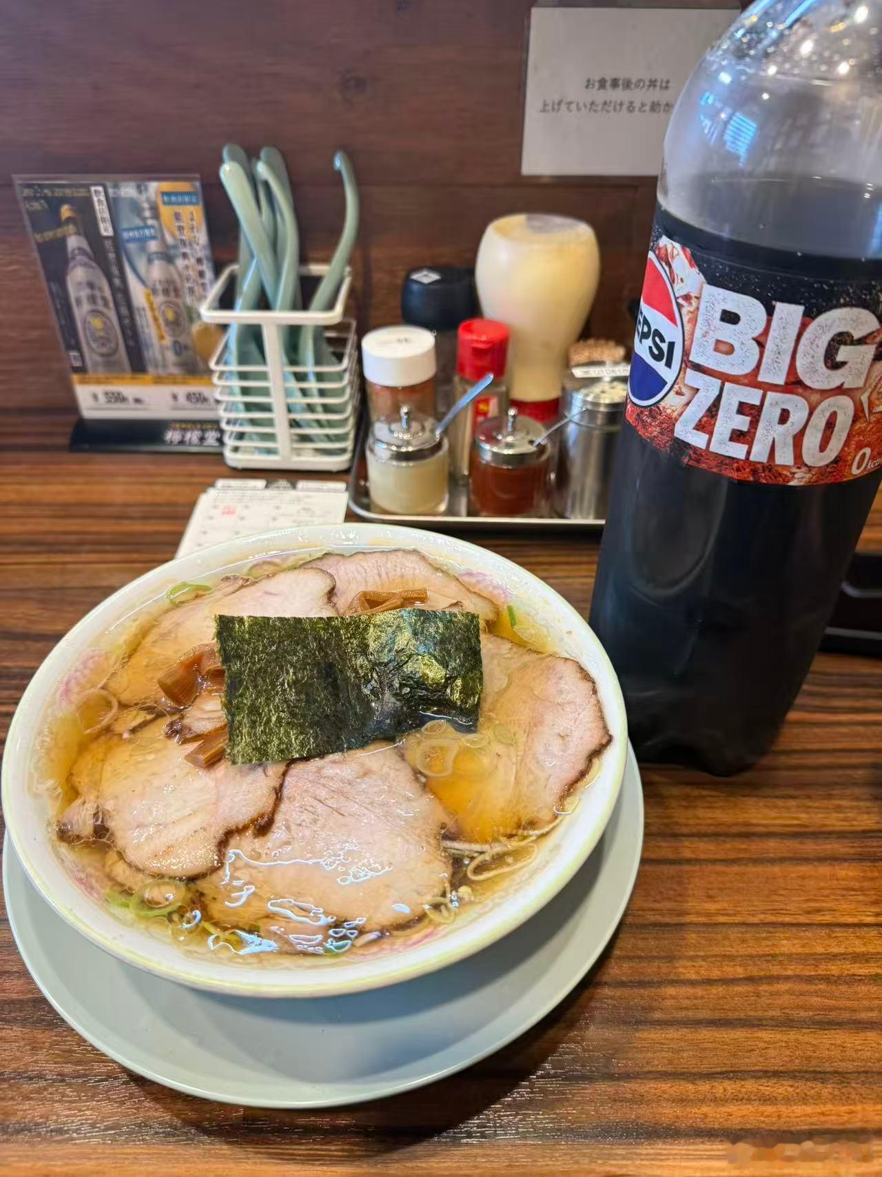 这碗拉面700日元，图二的拌面是900日元，小碗里的是牛肉，可以免费续面。