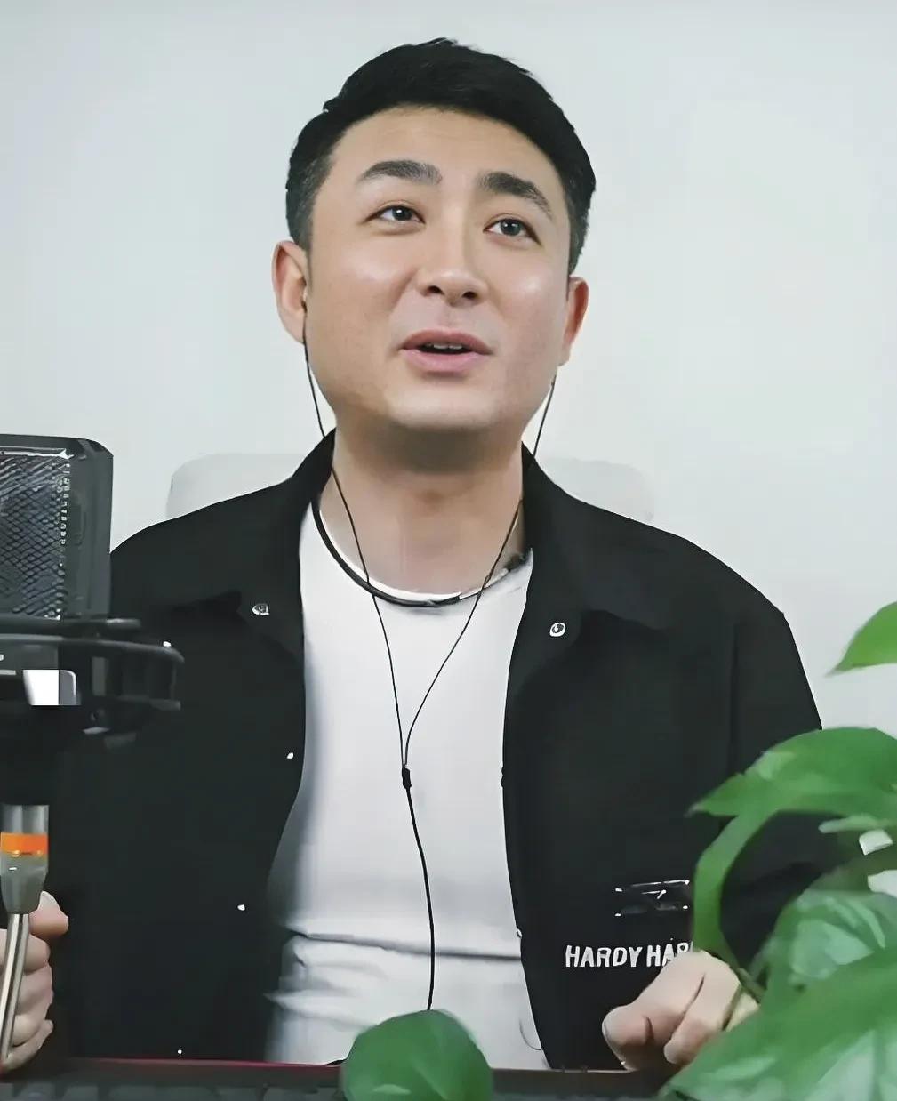 侯耀文高徒郭晓小回应争议，感恩德云社。近日，刚刚顺利完成一场演出主持工作