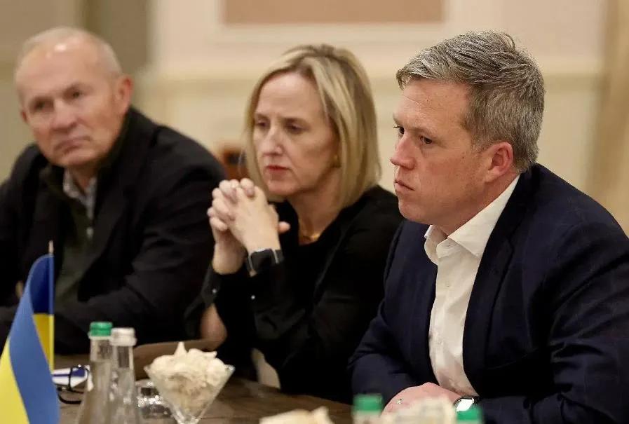 据英国《金融时报》报道，美国向欧洲明确表示，今天提出的解决俄乌冲突的方案已经是泽