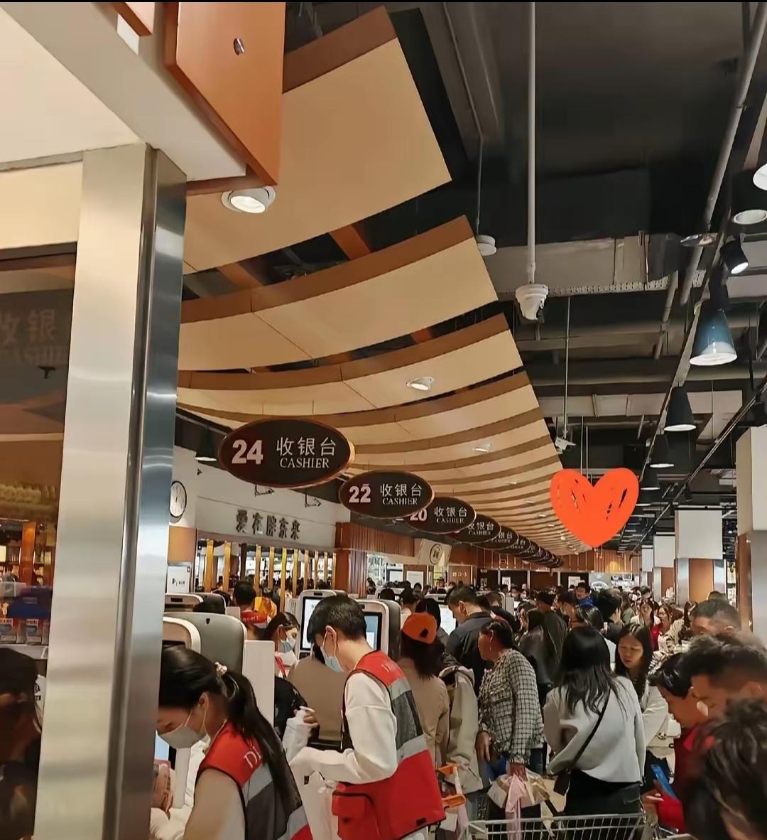 “我姐在胖东来干了一个月拿了1万1的工资。家里人都挺高兴，但我发现，让她整个人