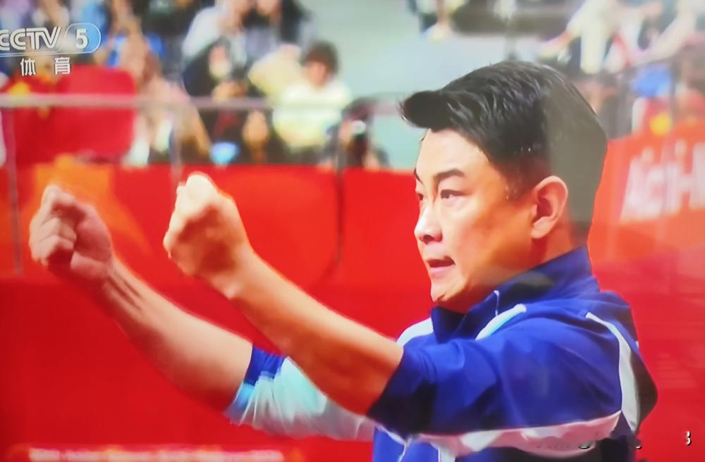 一张湿巾，差点毁掉一个在国乒干了17年的功勋队医。林诗栋/黄友政夺冠，他又是第一个展开国旗，熟练地递