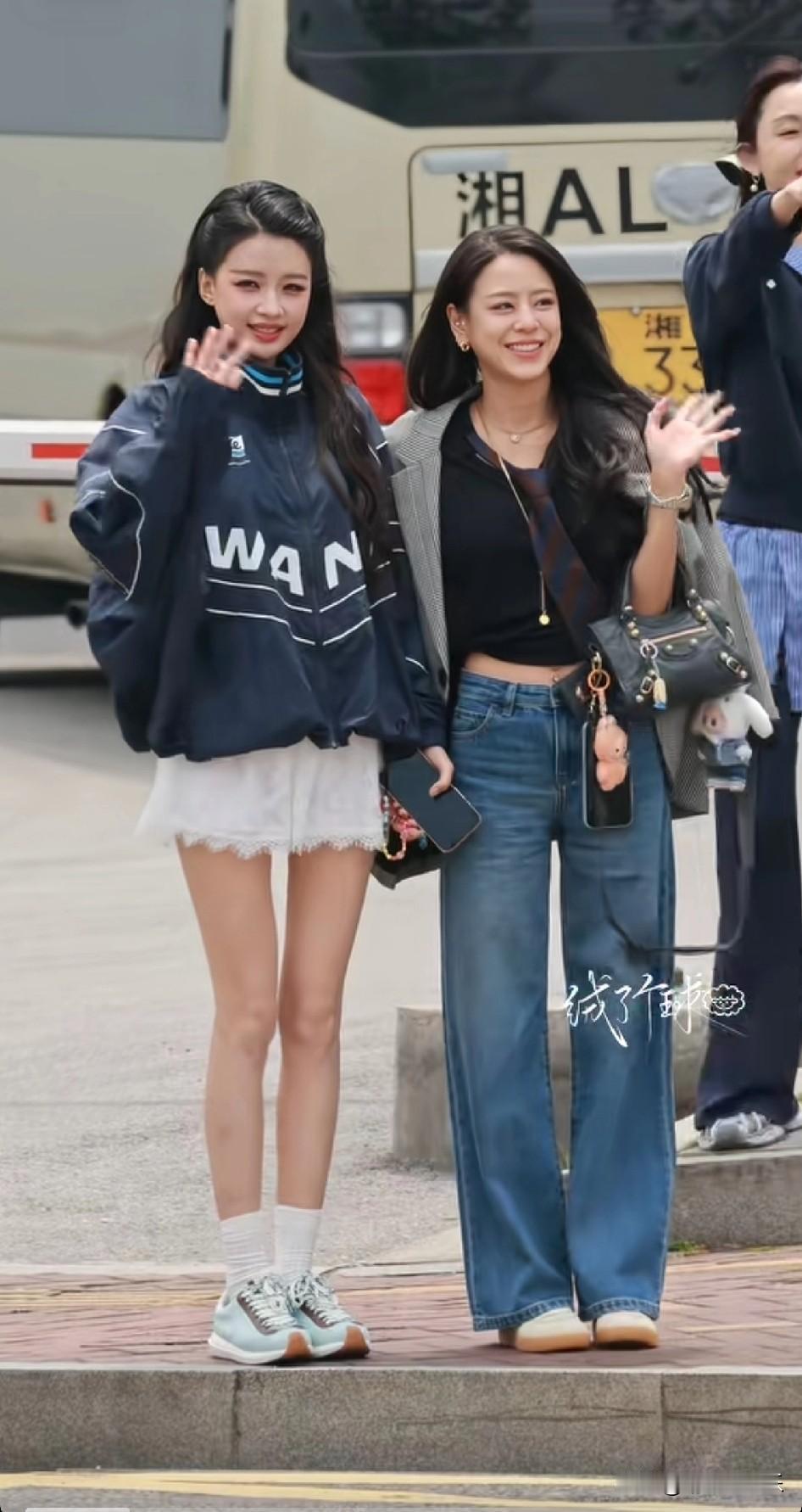 看到她们合照的这一刻，我终于悟了！33岁的孙怡，穿短裙露大长腿，扎着公主头活