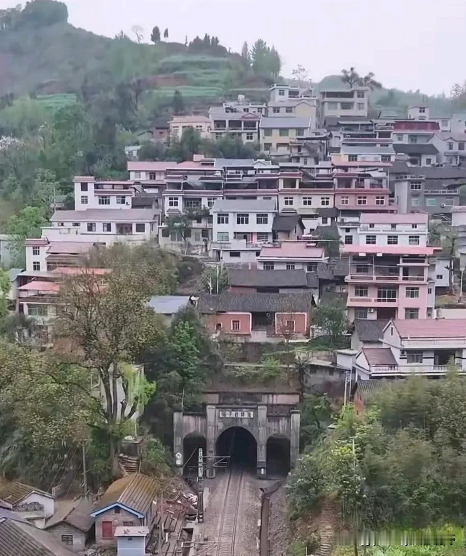 焦柳铁路燕子岩隧道，这是一座建在山村下方的隧道，每天有无数趟列车从这些村庄的下方