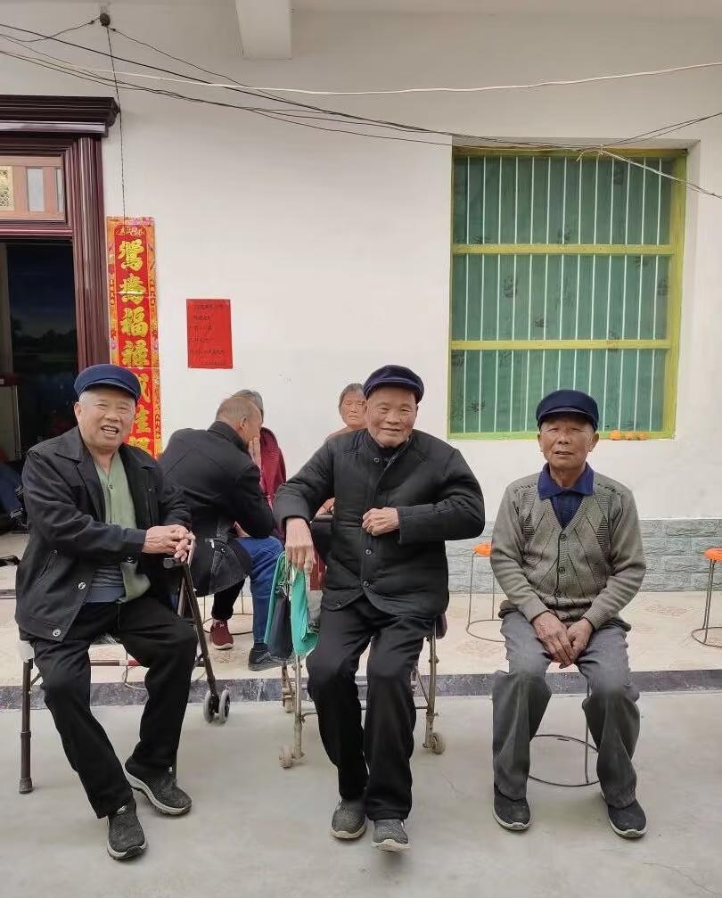 我爸兄弟三个，大伯，我爸，三叔，三个人都谁也和谁不对付，形同陌路。昨天家族群