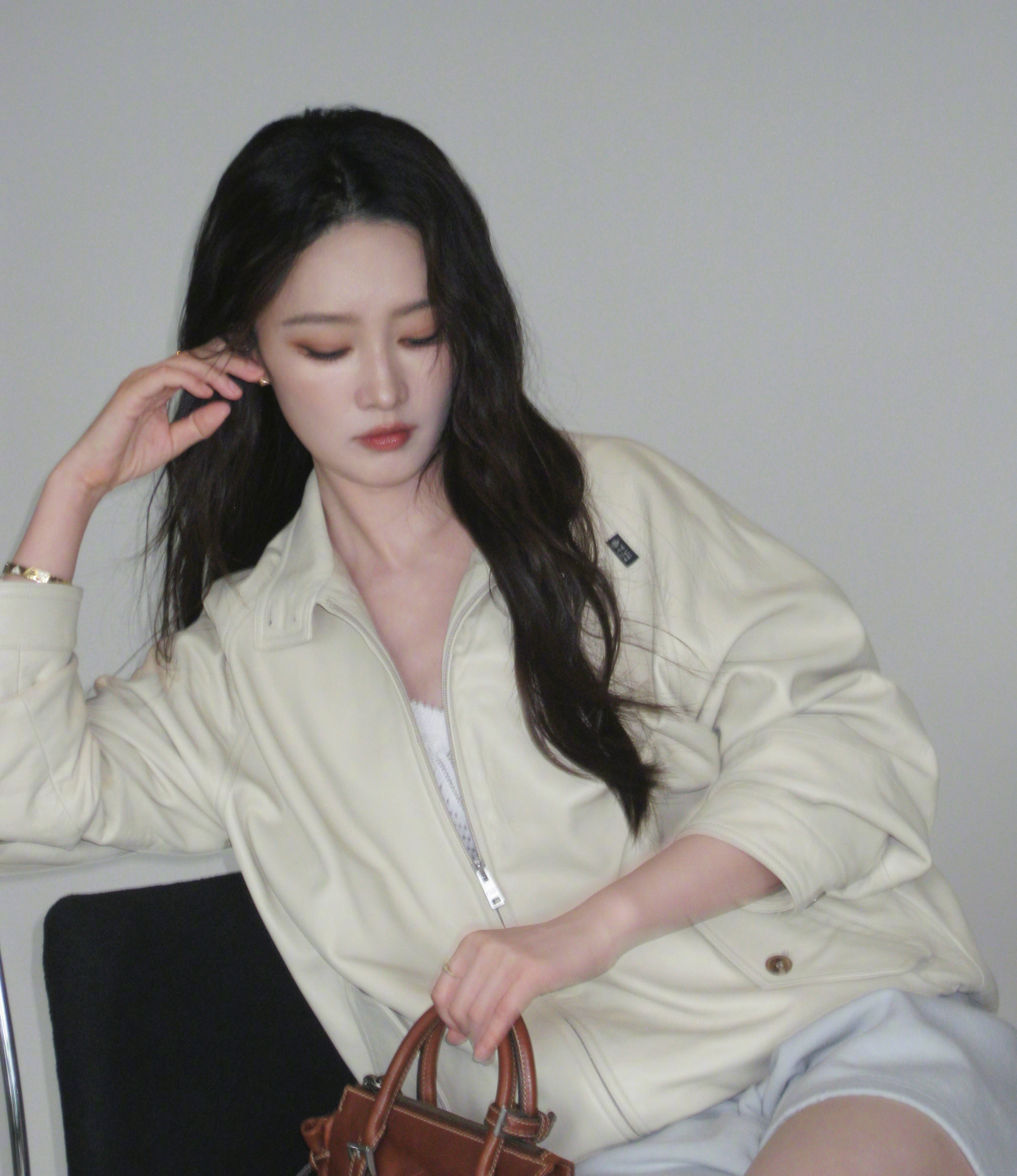 人间有味李沁杀青照恭喜李沁顺利完成《人间有味》拍摄工作，杀青照片尽显温婉气质，全