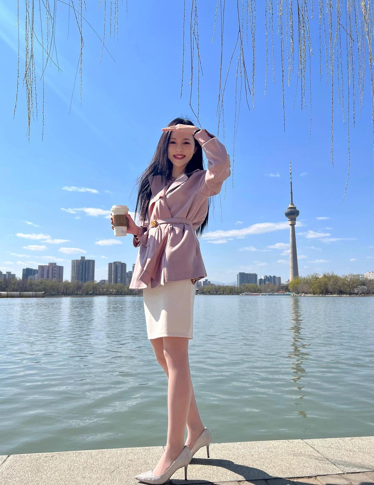 这套是“温柔优雅的轻熟通勤”穿搭，粉棕浅色调适配城市湖景场景，气质与松弛感兼具：