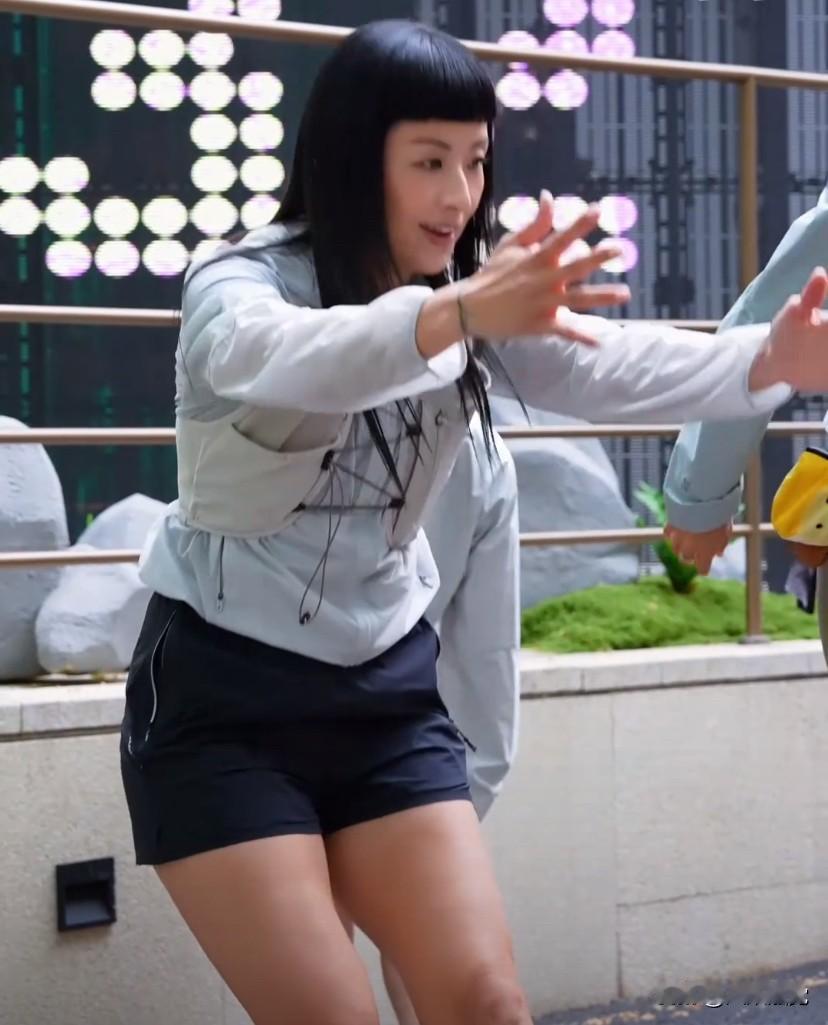 早上6点，52岁的香港阔太徐濠萦在街头跑步，一身少女装束，活力十足，看上去像25