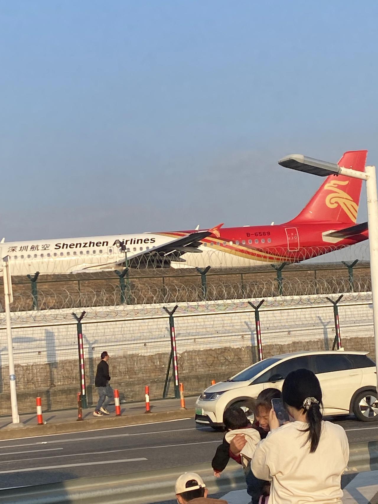 老头和老太太是姨表兄妹。老头的孙子与老太太的外甥女都在美国留学，今年春节，他们都