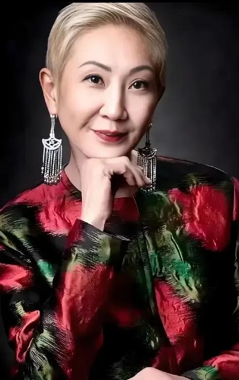 从玄学面相看，施南生耳朵长的好，人中深长，眼有精气神，施南生命中是益子益寿之人。