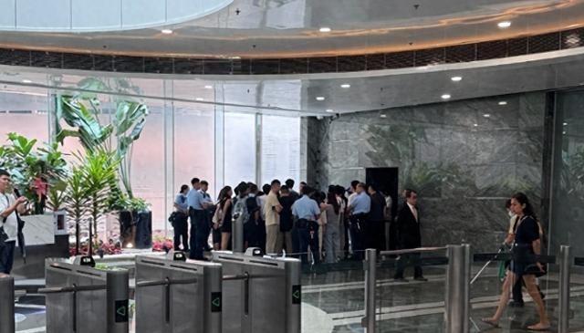 2秒！2000人一辈子积蓄清零？香港中环金融大爆雷黄金还在涨，账户却没了。这