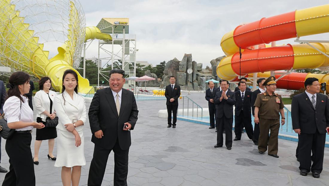金正恩元帅近况照片：携夫人李雪主、女儿金主爱出席江原道元山葛麻海岸旅游区竣工仪式