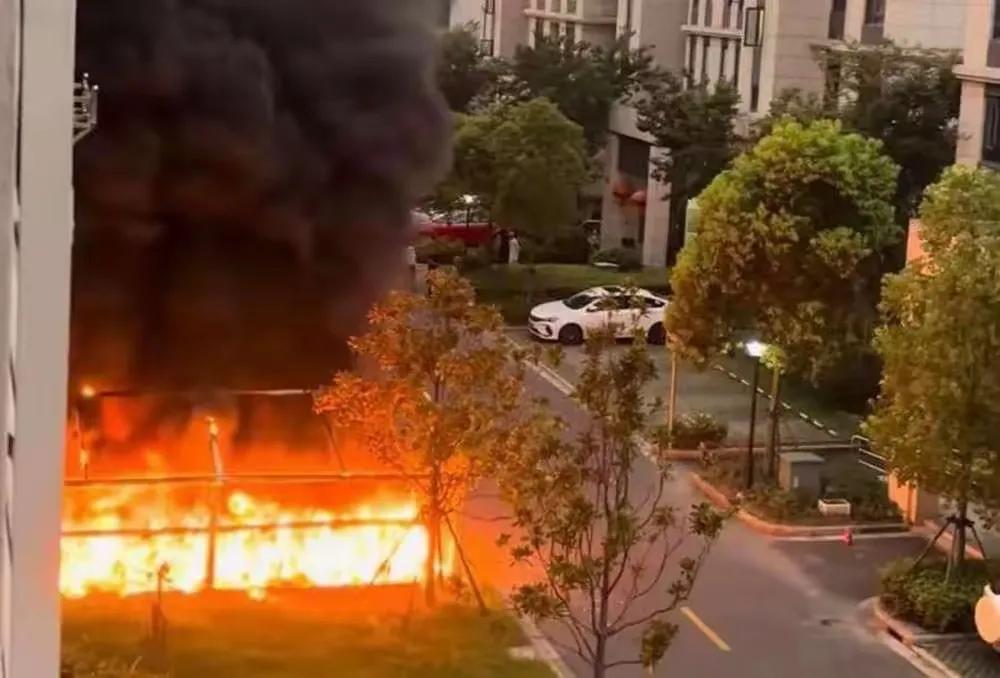 凌晨的宁静总是容易被意外打破。15日凌晨4点，崇明区翠竹路风清雅苑小区，一声异响
