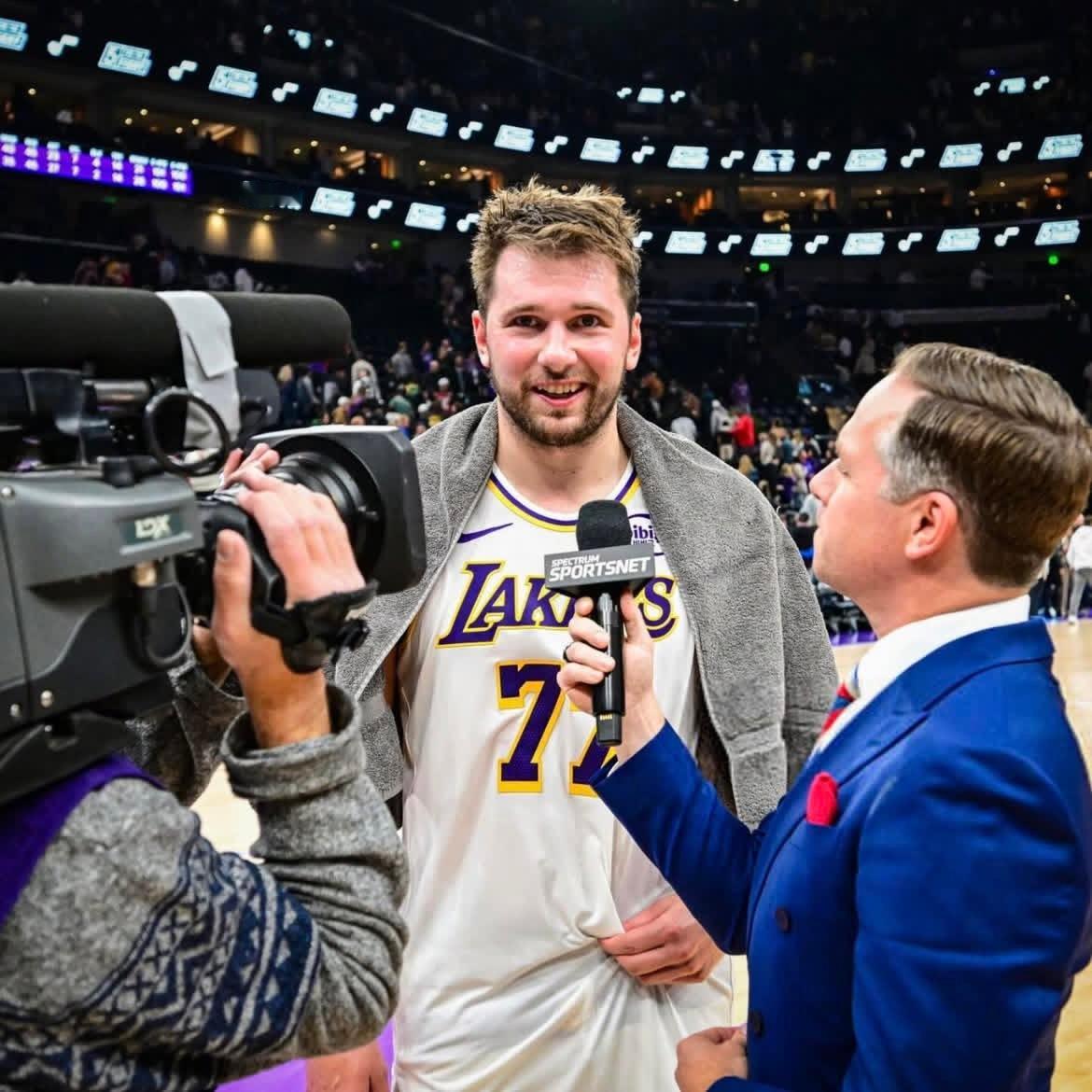昨日赛后，斯洛维尼亚记者问到卢卡在洛杉矶的新生活过得怎么样。卢卡说：“很好啊。我