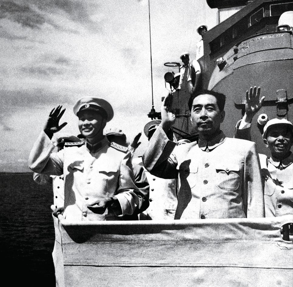 萧劲光和周总理的珍贵合影照。背后有什么故事呢？1957年8月，毛主席到青岛，准备