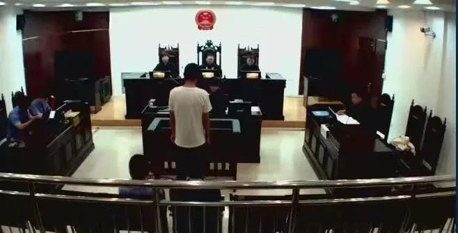 青海格尔木，女子与男同事在交往过成长，逐渐亲近，并在车上发生关系。之后，男子外出