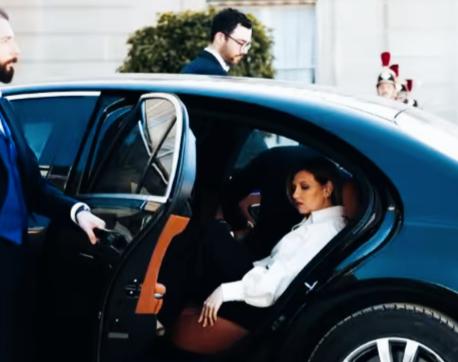 泽连斯基妻子叶莲娜坐在车里领导范十足啊！这坐姿和手臂放的位置，一眼看上去就是领