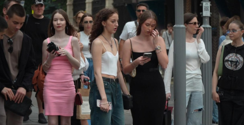 俄罗斯年轻的女子为什么都愿意支持丈夫去前线？其实并不是她们多爱国，只是因为俄罗斯