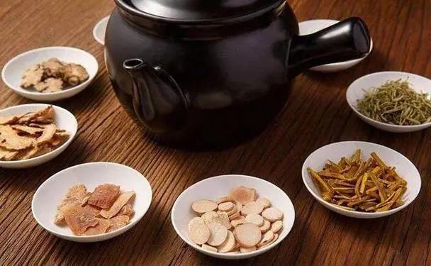 中医临床经验杂谈胃病的人很容易打嗝，这是胃气上逆所致，经方效果就很好，比如旋