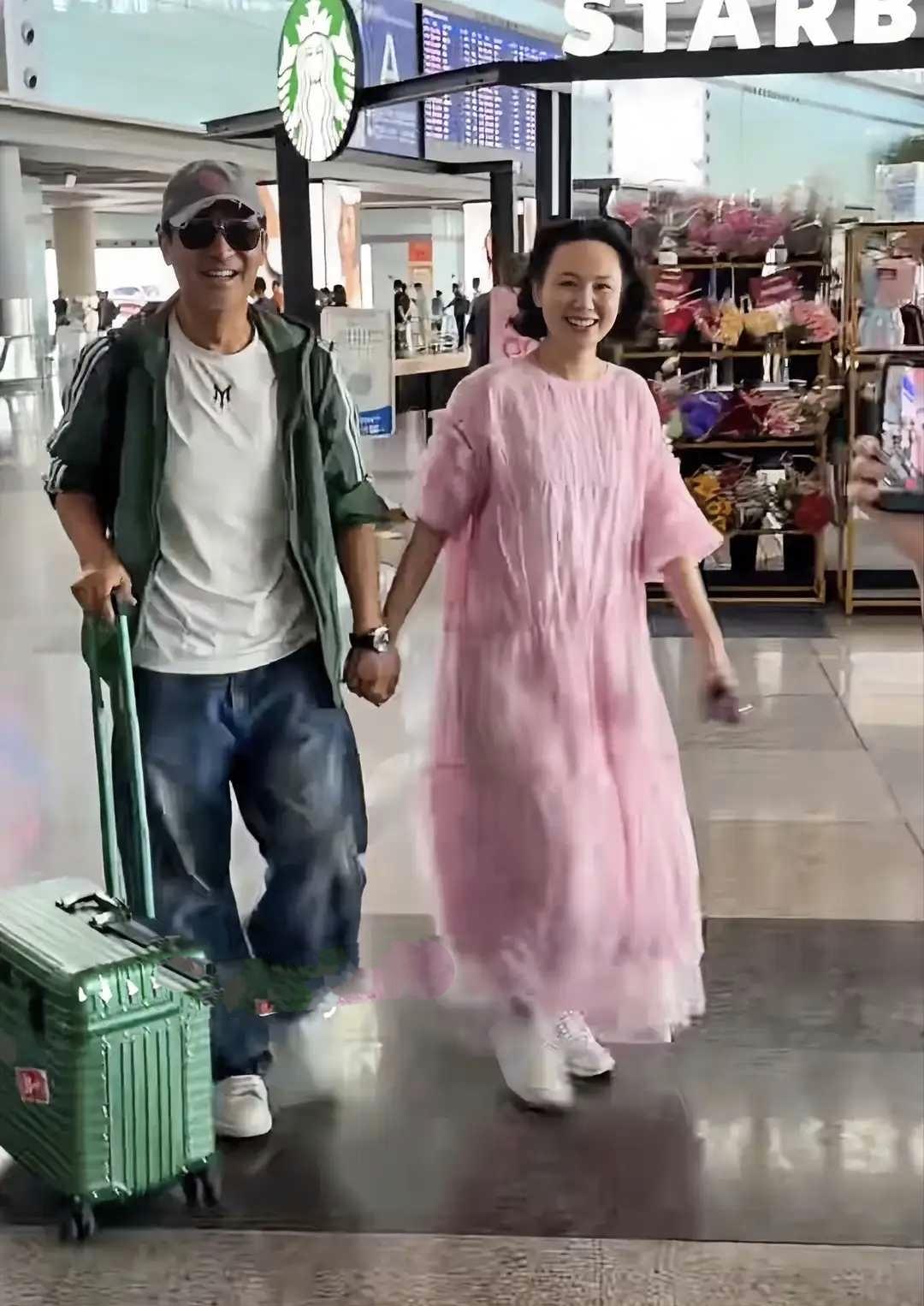 郭晓东夫妇牵手现身机场，程莉莎长裙配鞋造型引热议郭晓东与程莉莎牵手现身机场，二