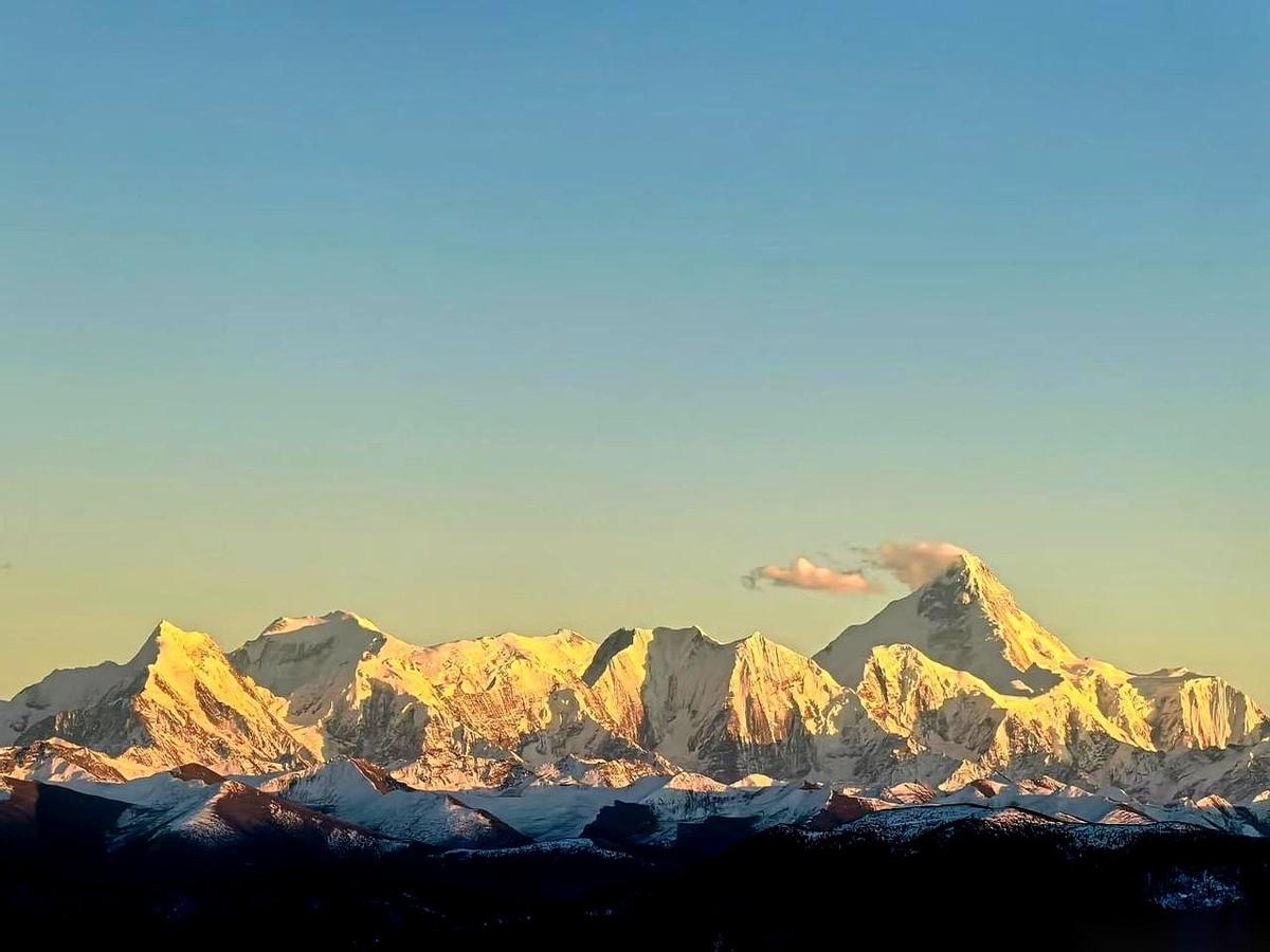 给你讲个故事，听完你可能会睡不着。有那么一拨人，在2021年，市场最疯狂的时候