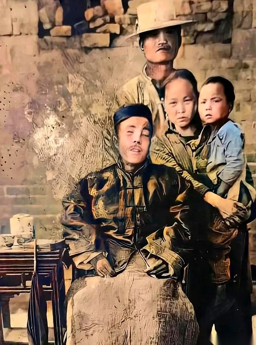 她用手撑着丈夫的遗体，拍下了这张“全家福”，那男人戴着瓜皮帽，穿着马褂，