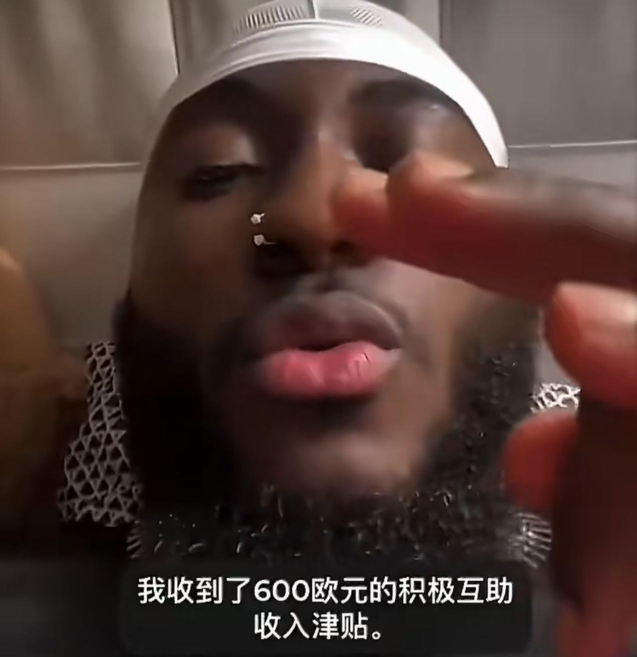 法国人的天塌了，一个黑人移民炫耀：法国人要为他们工作。法国人每天6点就要早起上班