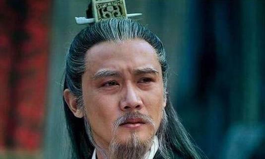 诸葛亮最后才懂，上方谷大雨是水镜先生请来的，诸葛亮临终大喊：庞德公救我，只有与水