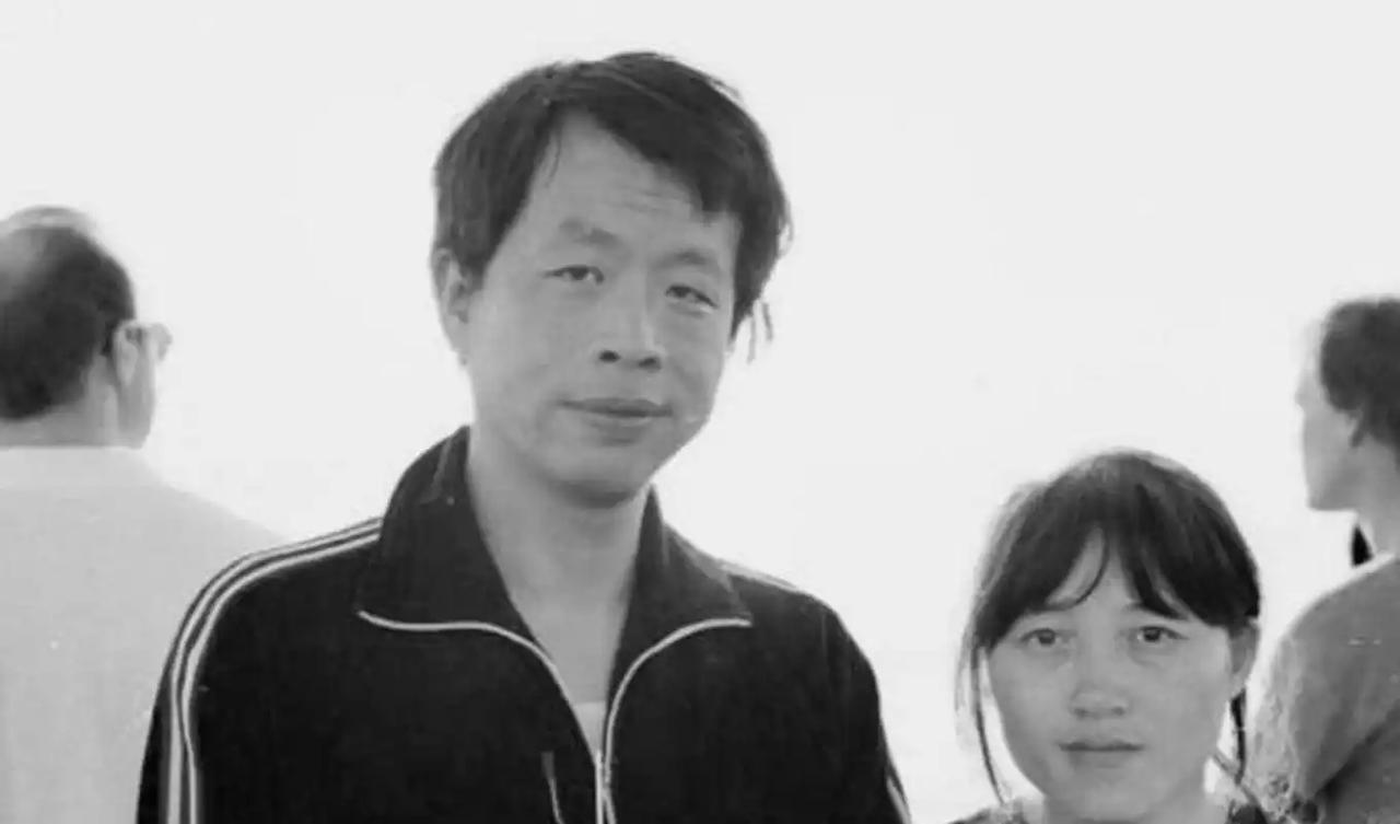 1997年，1.9米的王小波在家中猝死，妻子李银河让好友将遗体送去火化，怎料，火