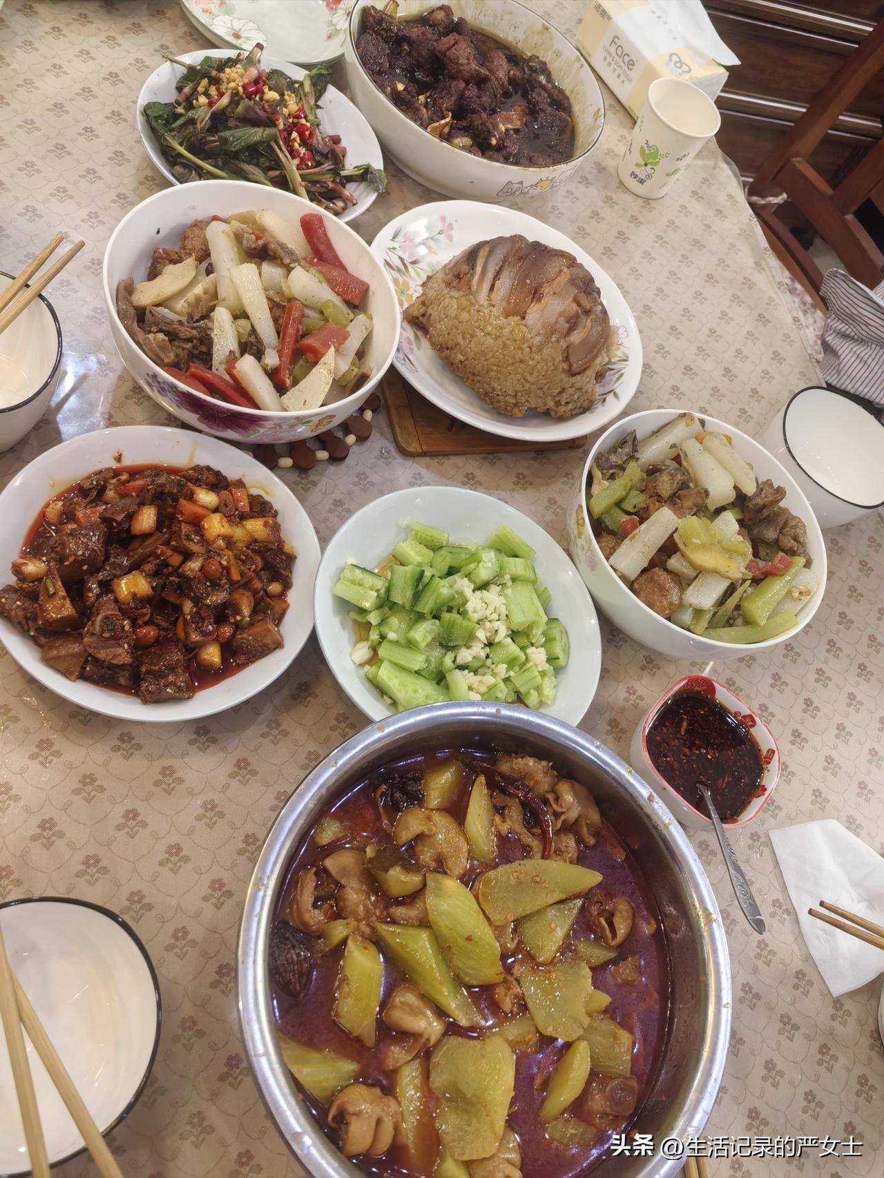 我认为中餐。作为中国人，肯定是吃中餐。西餐那都不能叫吃饭，纯粹是举个叉子在那里