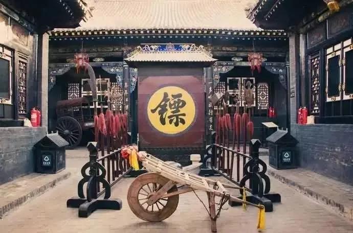 大多数人对镖局的印象，停留在武侠小说那幅固定画面：一队人马护着几口大箱子，沿官道