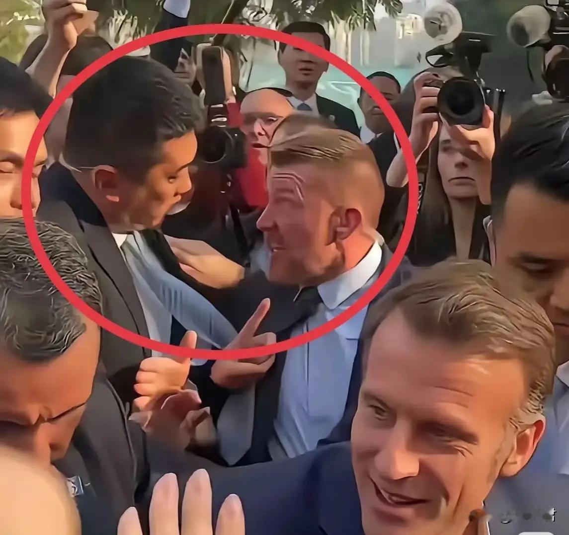 马克龙在成都街头期间，中法保镖居然差点就干架了。事因成都市民热情与马克龙打招呼
