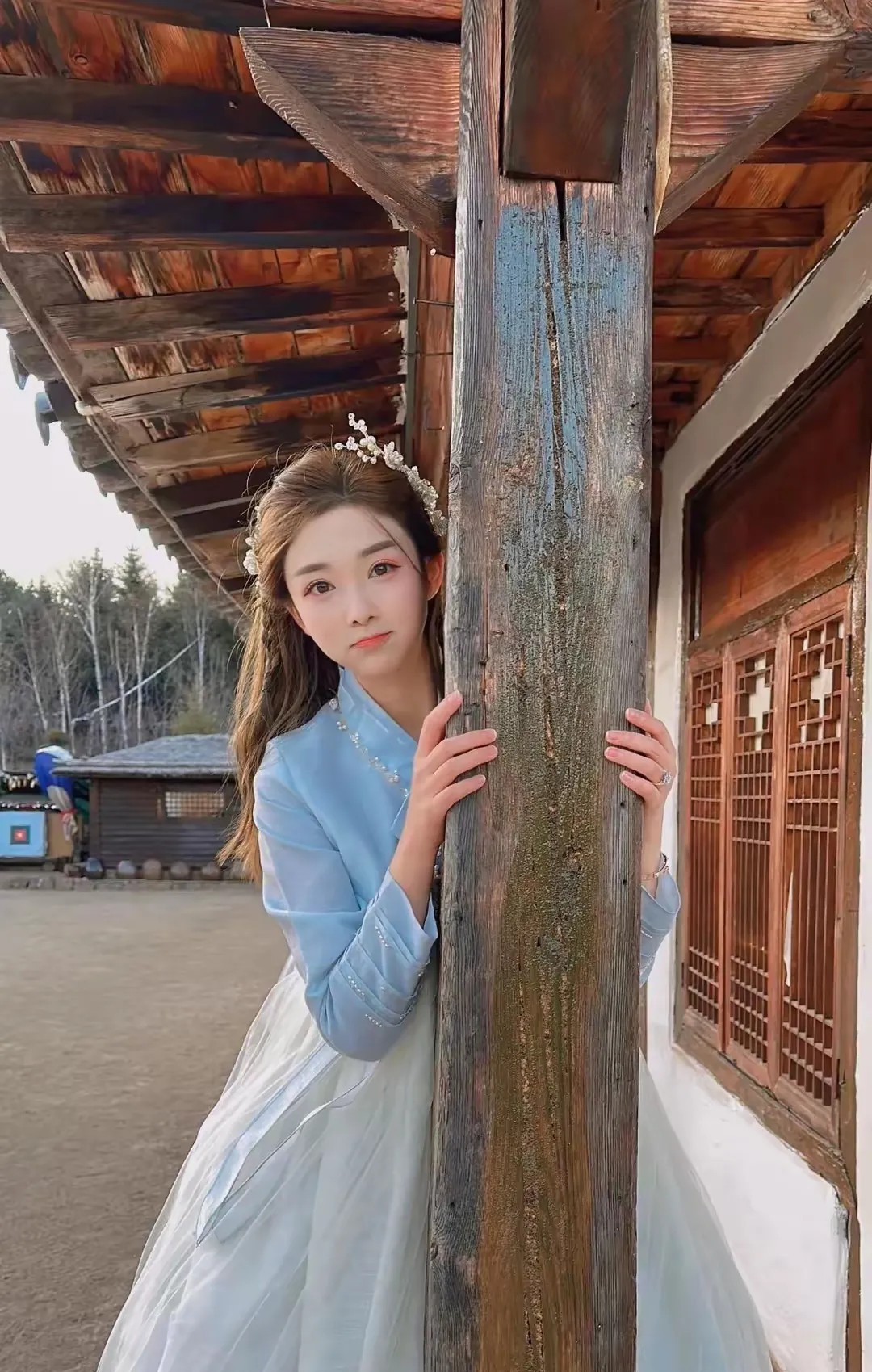 第一车模我还是推崇李凉凉，她可能不是最漂亮的那一个，也不是最有气质的那一个。但胜