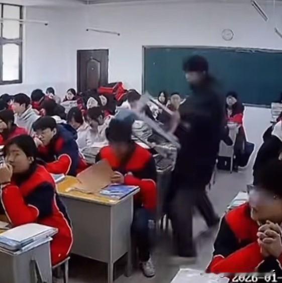 太离谱！学生教室拿板凳砸同学脑袋后续，调查清楚了，原来此前两人在寝室发生过矛盾，