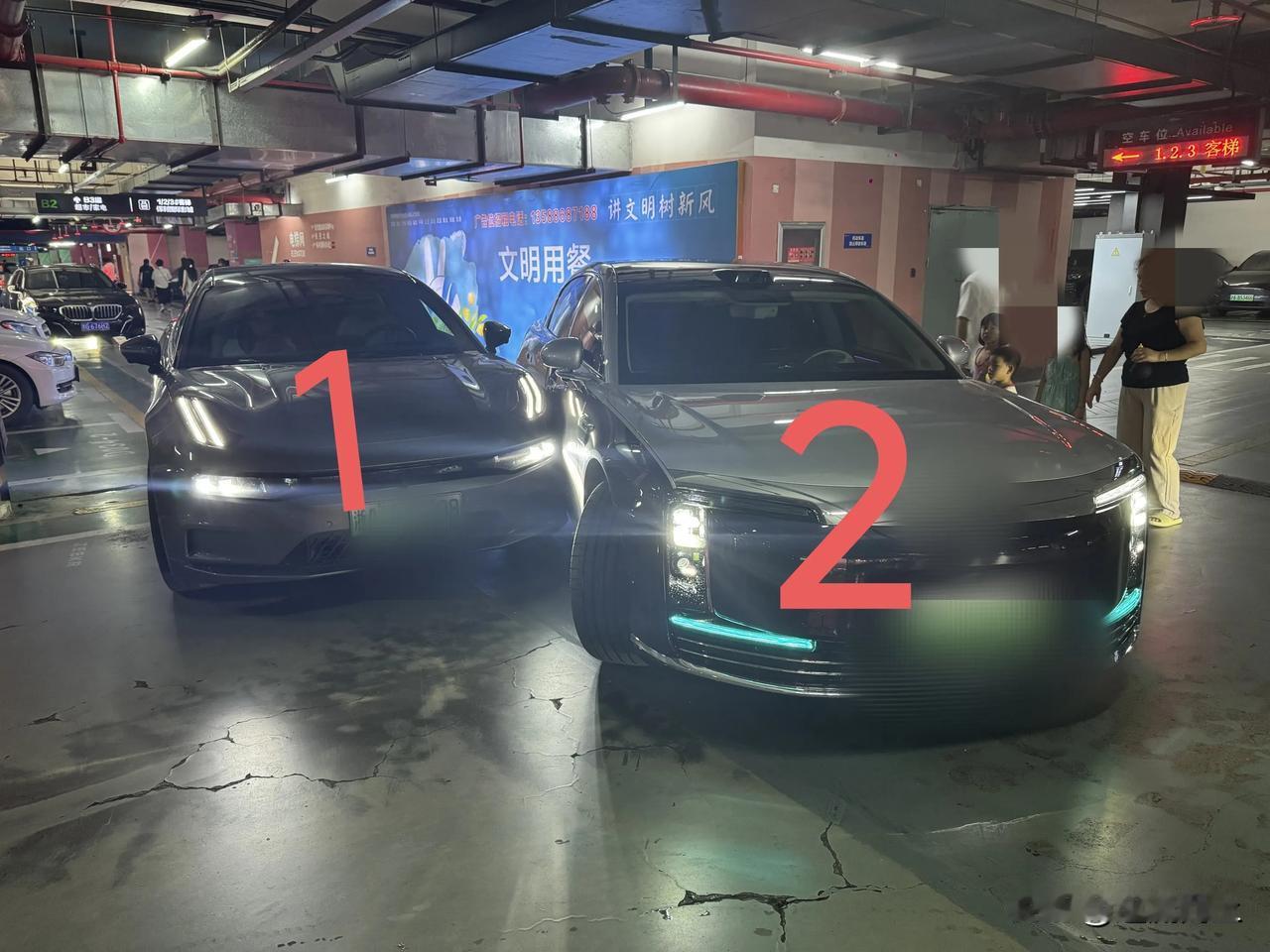 自动泊车失误，发生碰撞！事情经过：2号车自动泊车，车主在旁边看着，2号车转不过