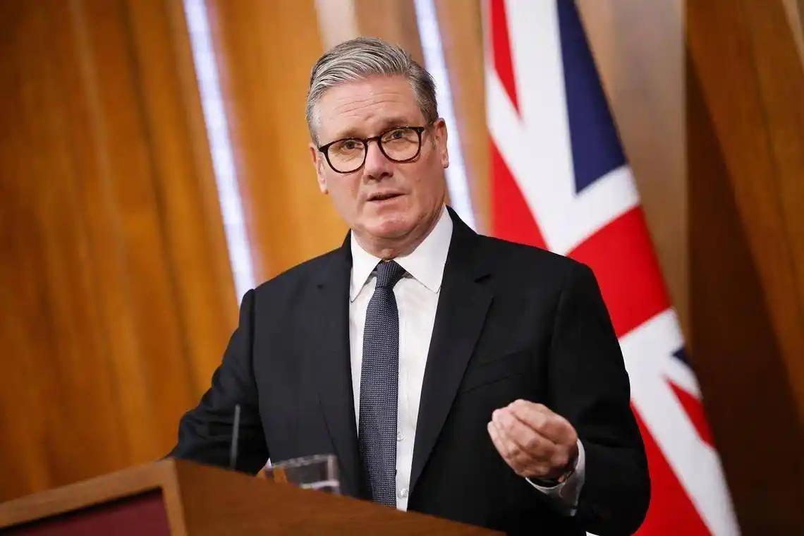 政治博弈牺牲品？英国夹在美俄之间，斯塔默的隐忍为何突然崩盘？英国首相斯塔