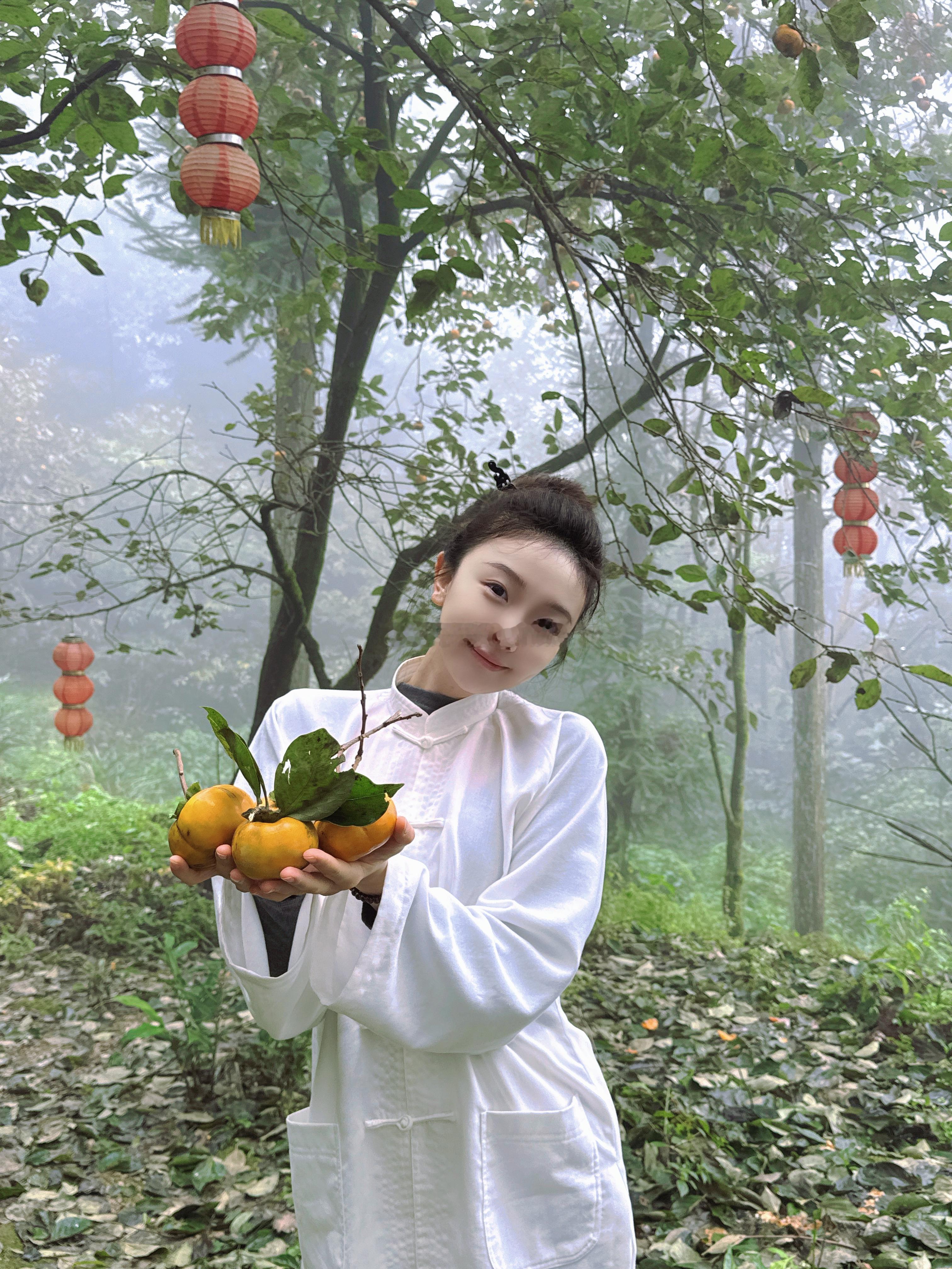 清修第一天，吃到了院子里种的脆甜的柿子，柿柿如意✌️​​​