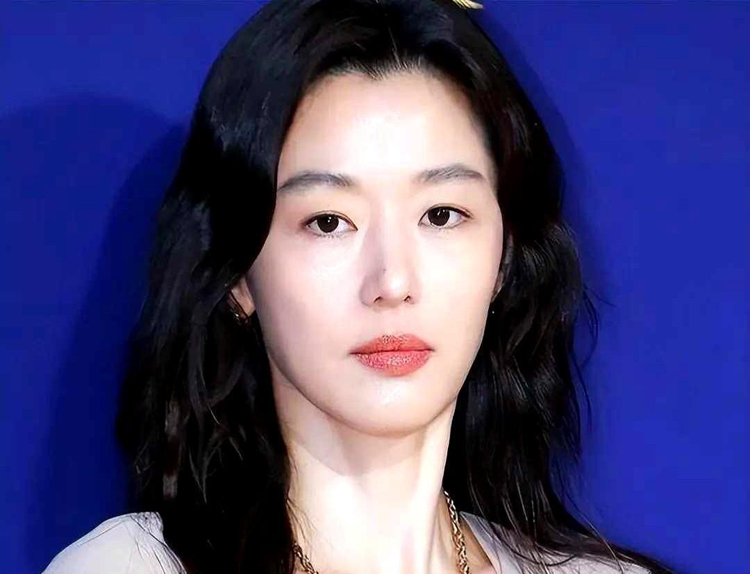 “48小时不道歉，代言就掉光。”全智贤的沉默把一句未证实的私下吐槽烧成品牌火警。