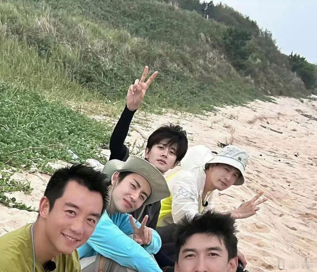 任嘉伦在节目里没化妆就露面啦，直接把粉丝心中的偶像滤镜给扯掉咯！他真实模样一曝光