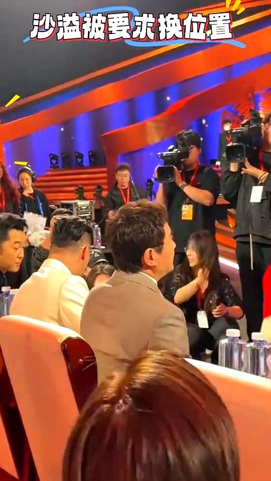 你说这事整的，隔着屏幕都替沙溢老师尴尬！本来跟《飞驰人生》剧组一块儿来的，坐沈