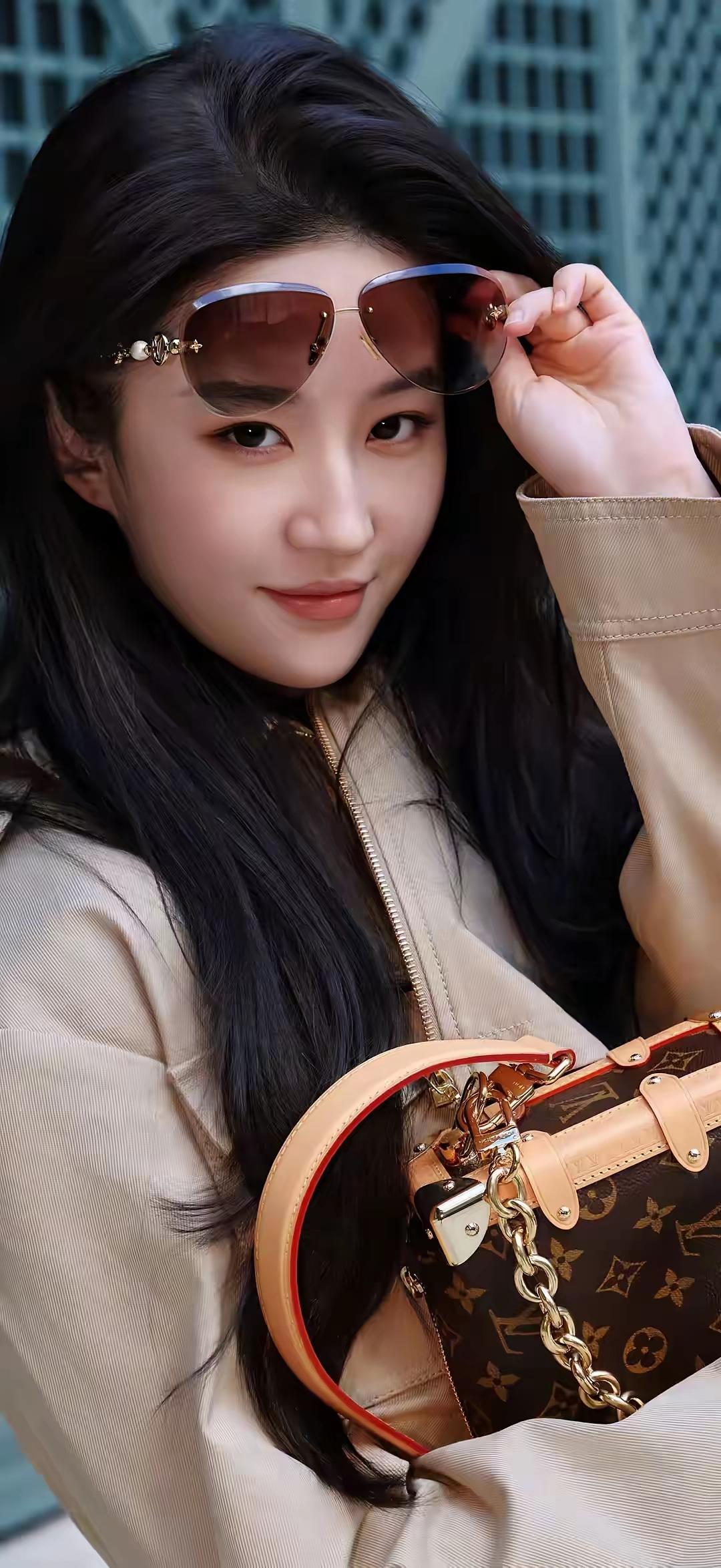 美女壁纸～刘亦菲，早春穿搭的精髓，藏在卡其工装与藏青短裤的碰撞里。不迎合世俗标准