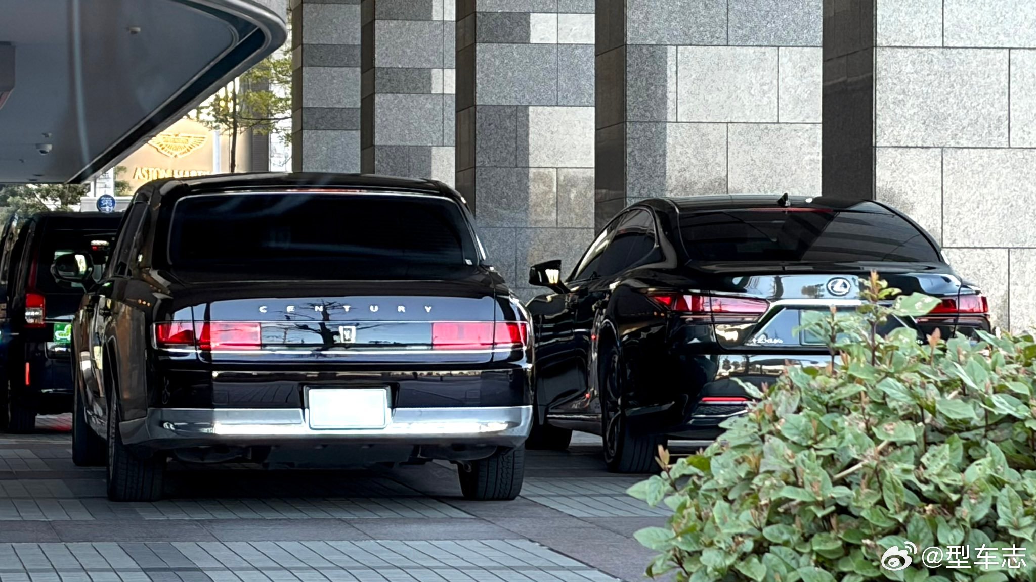 型车街拍停在世极旁边，雷克萨斯LS像只温顺的小猫