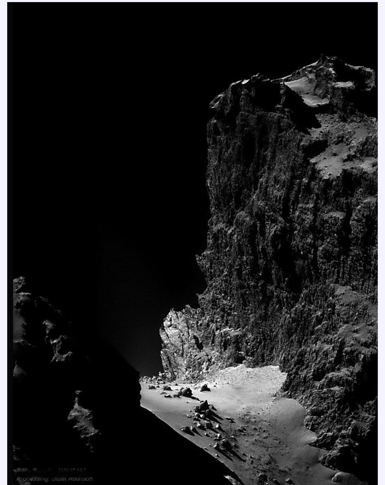 这是悬崖。它高达1000米。它在一颗彗星上。距离我们996,480,038公里。