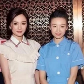 杨幂与董洁昔日同框的画面杨幂与董洁的旧照，左一是超模杜鹃，早前她们参加活动时的一