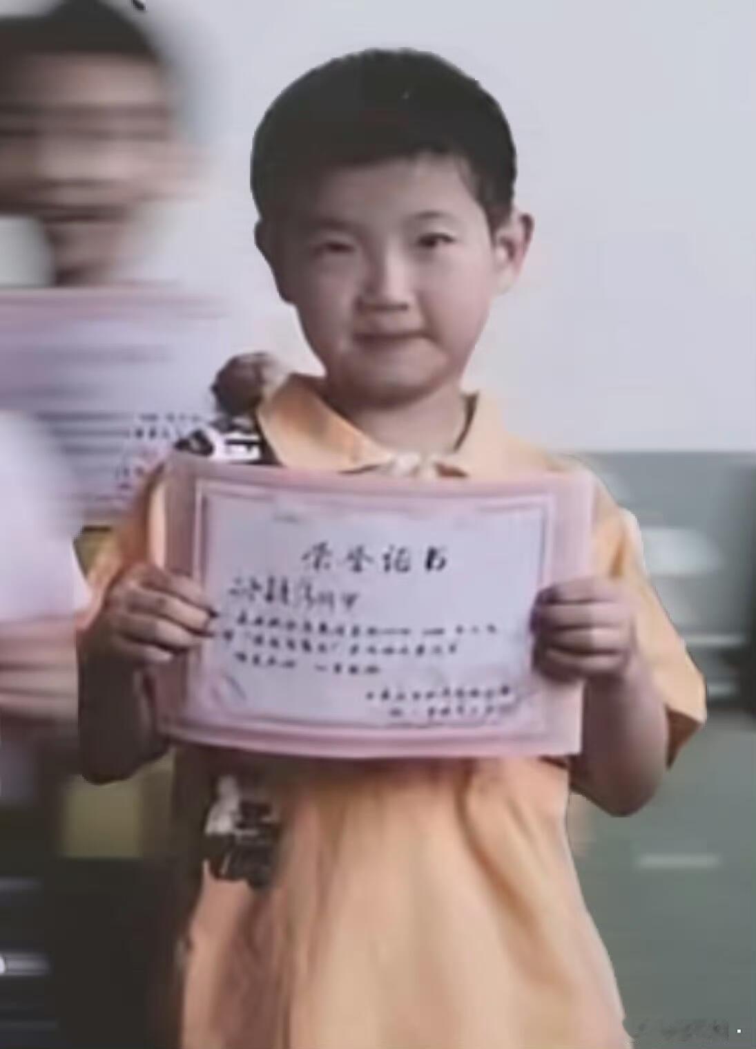 第一次见这么呆萌的莎莎，真的太可爱了！孙颖莎这个名字好，“颖”很巧妙，聪明可爱