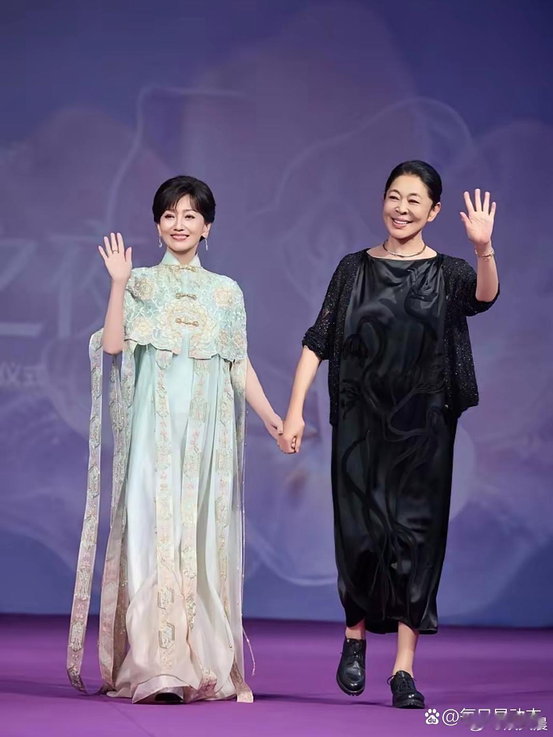 赵雅芝与倪萍近期同台走红毯，两人手牵手宛如姐妹，状态年轻优雅，各自散发独特气质。