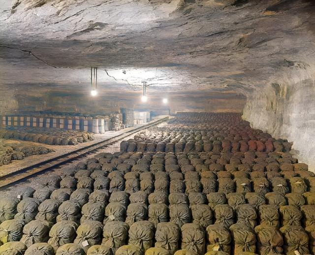 这座神秘的山洞中隐藏着7000多个袋子。这些袋子被整齐地排列着。当打开这些袋子后