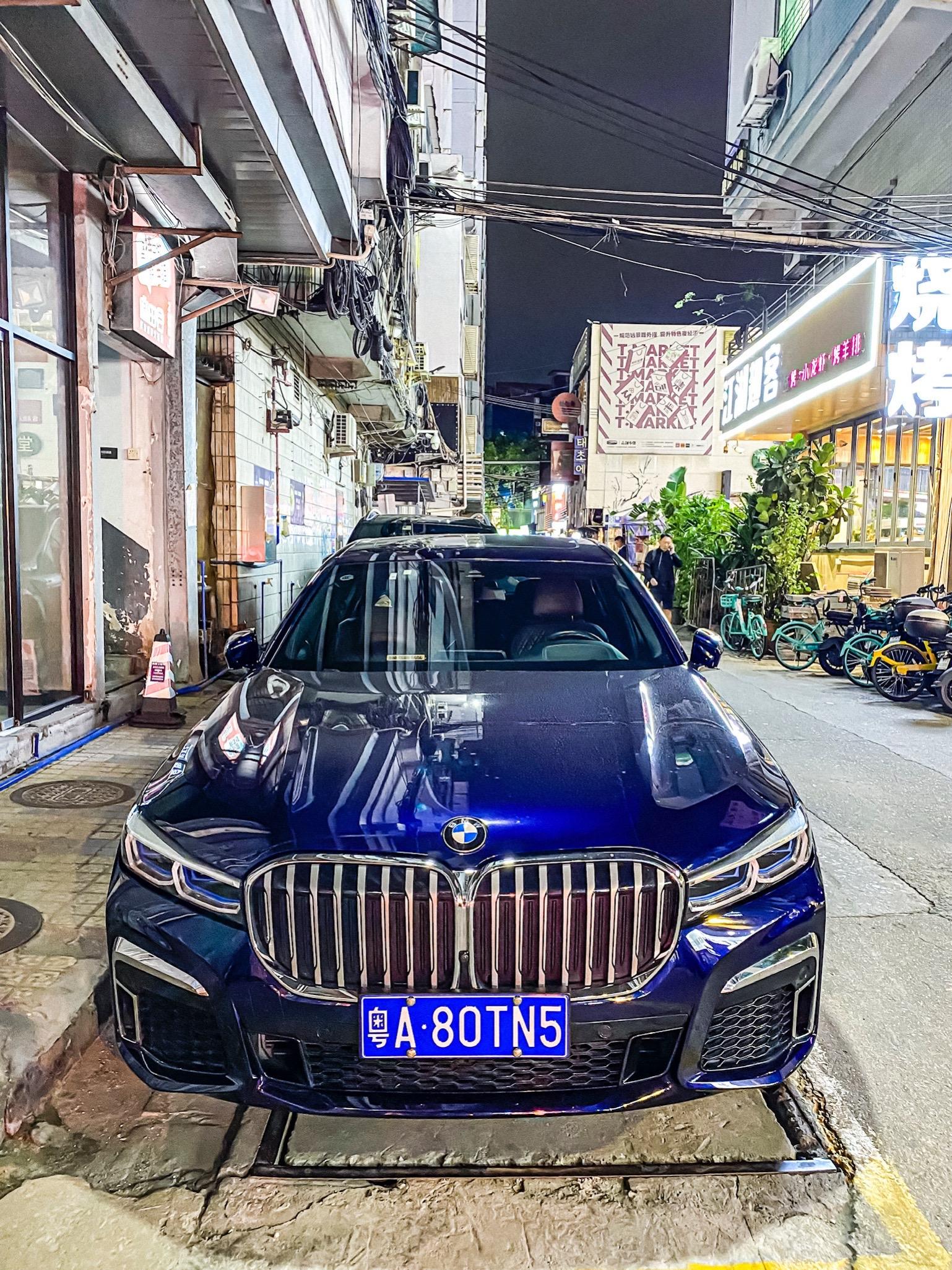 丹泉石蓝的g12宝马7系 完美外观的设计端庄优雅大气 搭配蓝眼激光大灯...