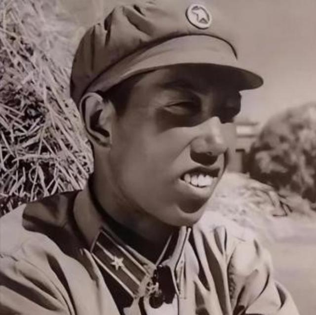 1963年，国庆阅兵仪式上，一年轻的少尉站在天安门上观礼，毛主席见此人年轻，询问