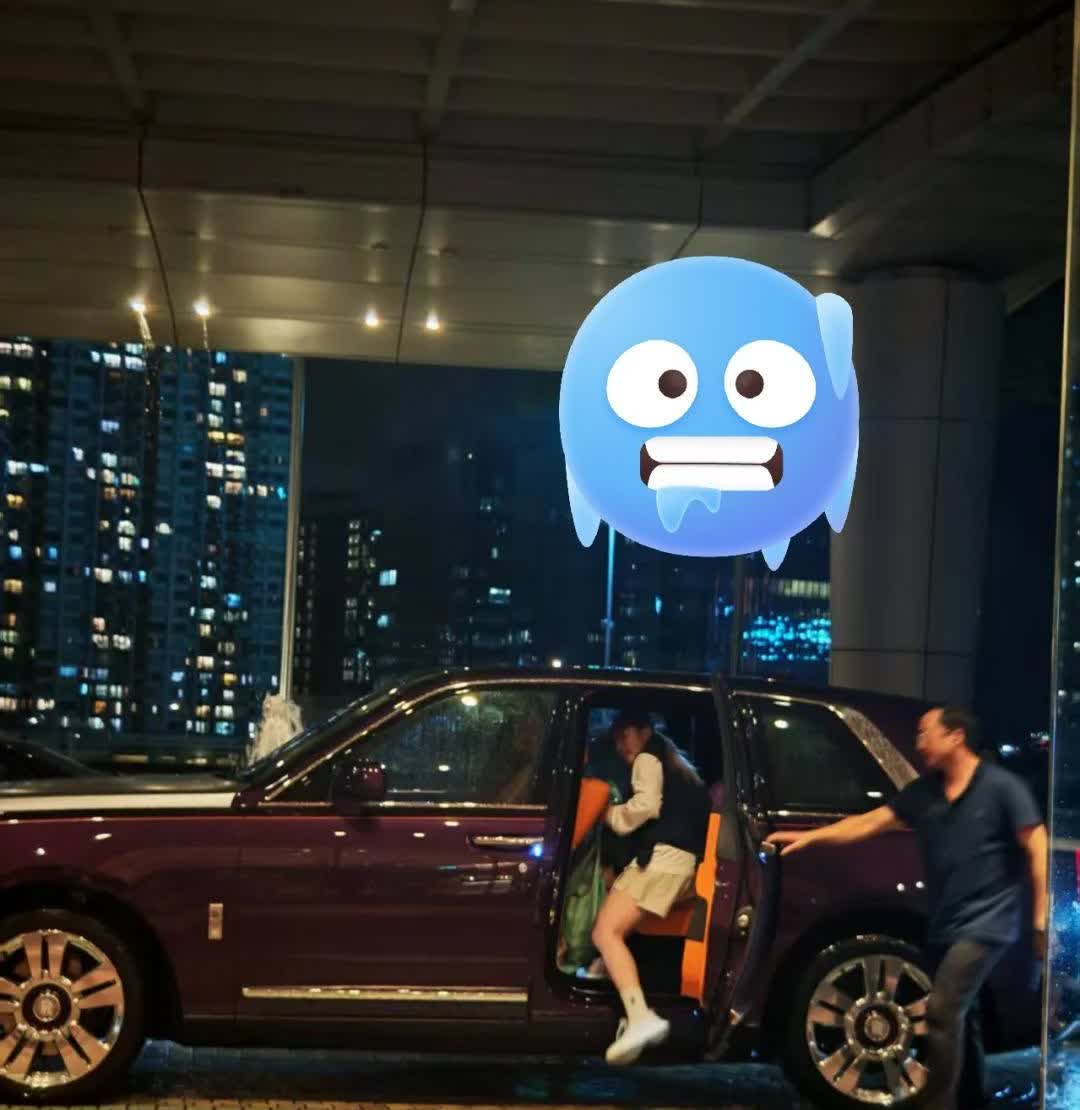 【网友拍到贾一凡上了陈堂杰的车】9月7日晚，多位球迷在香港公开赛运动员入住的