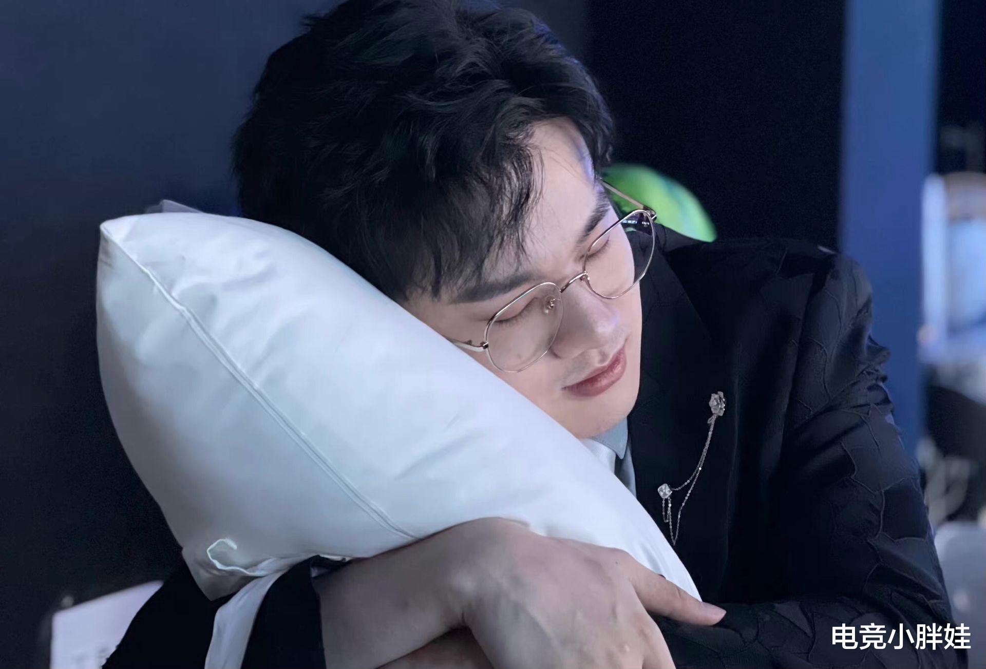 瓶子不看好AG能进世冠正赛, 队伍的状态很不稳定, 还不如XYG跟KSG
